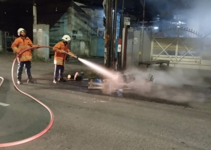 Habis Kesabaran, Warga Jalan Jeruk Bakar Motor Remaja Tawuran