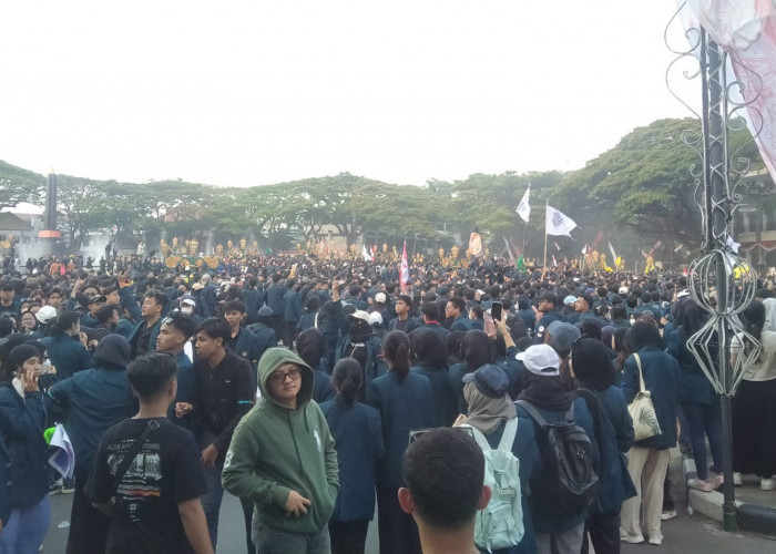 Sempat Ricuh, Mahasiswa di Kota Malang Unjuk Rasa Kawal Putusan MK