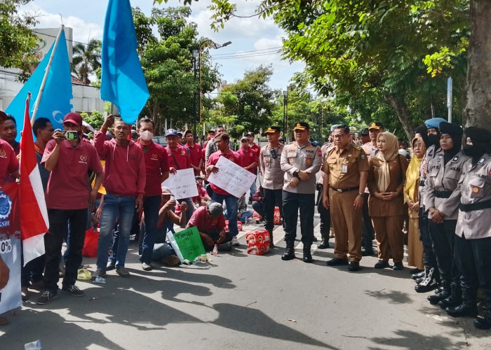 Tuntut Kenaikan Upah Serta Penolakan PHK Sepihak, Buruh Gelar Aksi di Gedung Dewan