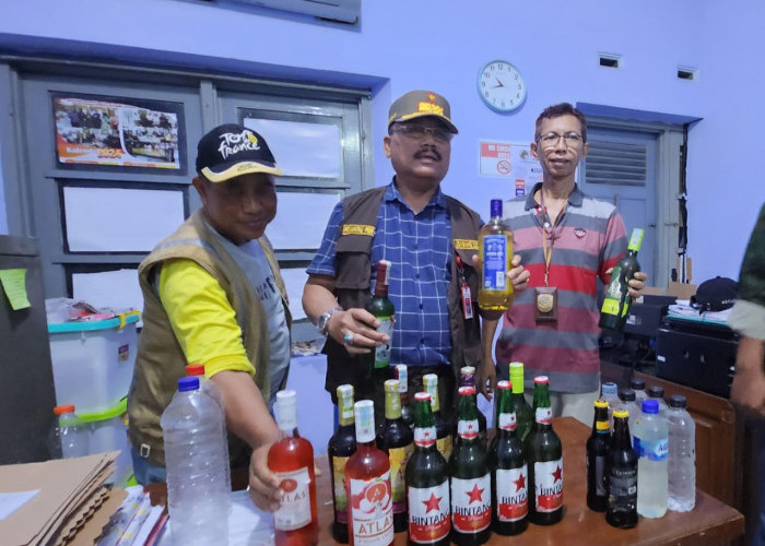 Satpol PP Jombang Grebek Miras Ilegal, 23 Botol dan Penjual Diamankan