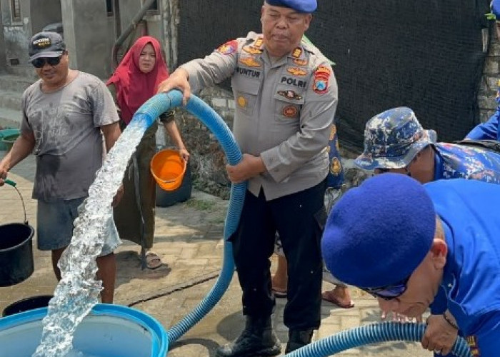 Kekeringan di Lamongan, Polairud Salurkan 5 Tangki Air Bersih ke Warga Brondong