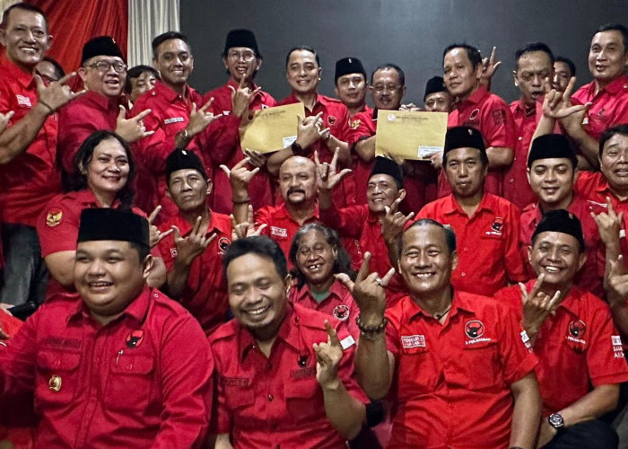 Eri-Armuji Daftar Paslon Pilkada Surabaya Lewat PDI-P