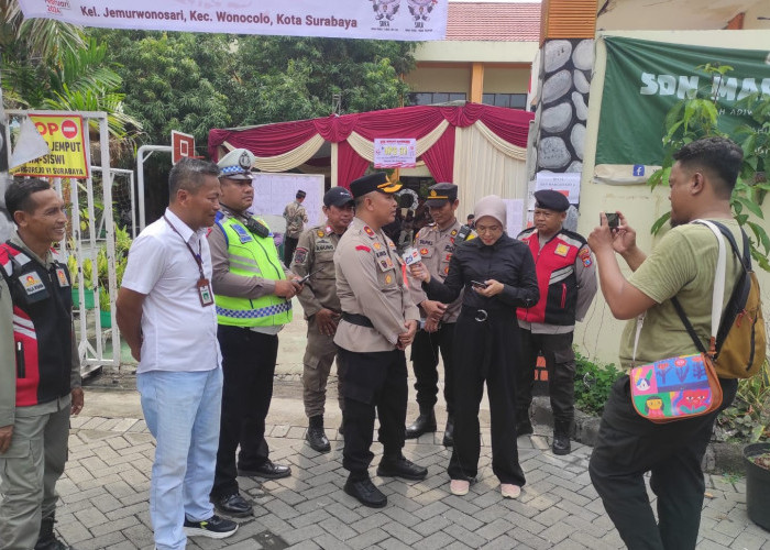 Pengamanan TPS VIP (TPS 31) di Rumah Mantan Gubernur Jatim Khofifah Indar Parawansa 