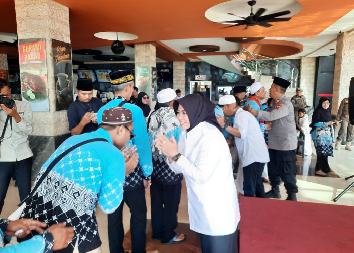 Tiba Dua Jam Lebih Awal, 28 Jemaah Haji Kloter 87 Situbondo Disambut Wakil Bupati