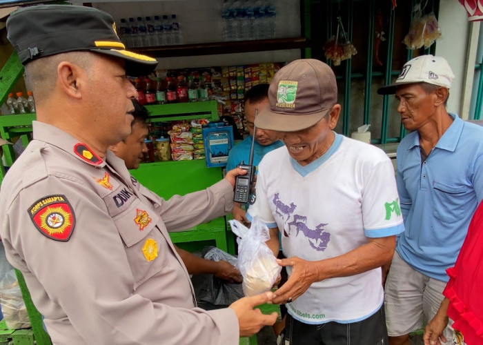 Polsek Simokerto Tebar Kebaikan, Borong Es Teh Dagangan Warga dan Bagikan ke Pengendara