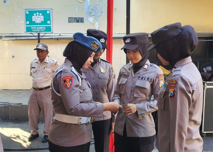 Operasi Patuh Semeru, Propam Polres Lumajang Cek Surat-surat Anggota