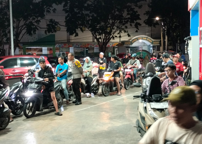 Antisipasi Panic Buying, Bhabinkamtibmas Polsek Tandes Kawal Antrean di SPBU Wonorejo