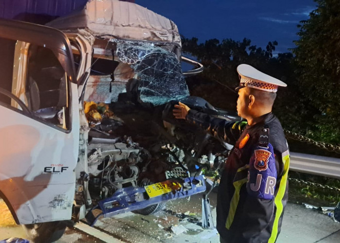 Tabrakan Maut Dua Truk di Tol Jombang-Mojokerto, Satu Penumpang Tewas