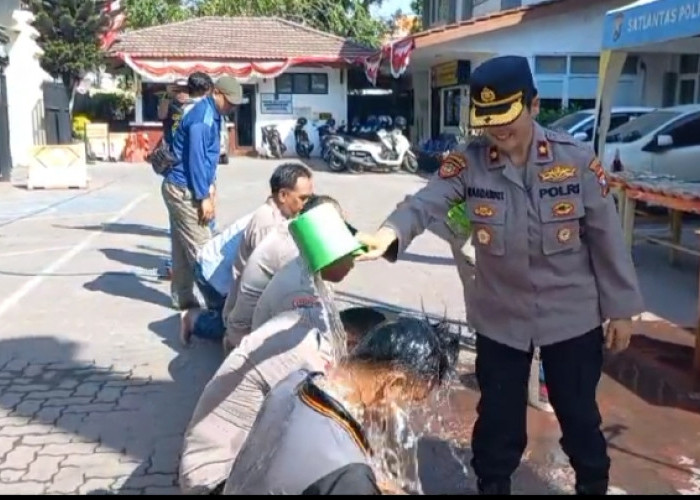 Polsek Dukuh Pakis Rayakan Milad Anggota dengan Tradisi Istimewa