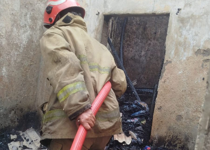 Ditinggal ke Gereja, Rumah di Menganti Gresik Nyaris Ludes Terbakar