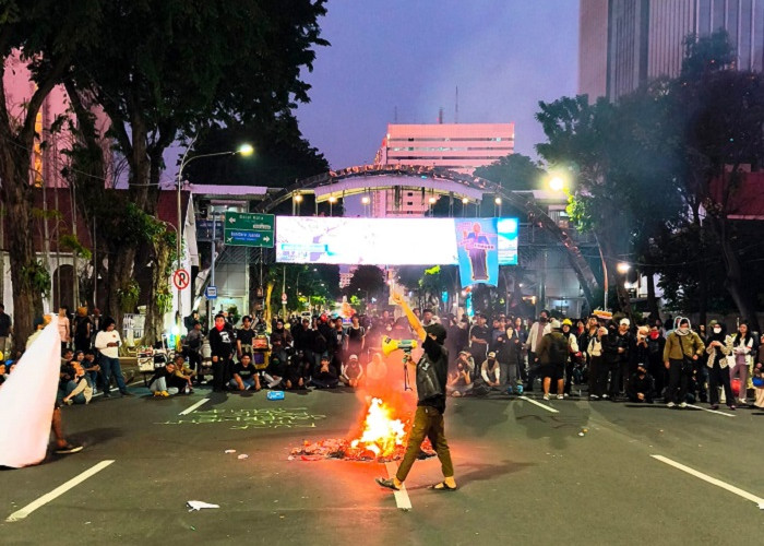 Sampai Jumat Malam, Demonstran Masih Bertahan di Depan Grahadi