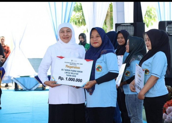 Khofifah Serahkan BLT DBHCHT untuk 901 Buruh Pabrik Rokok di Bojonegoro