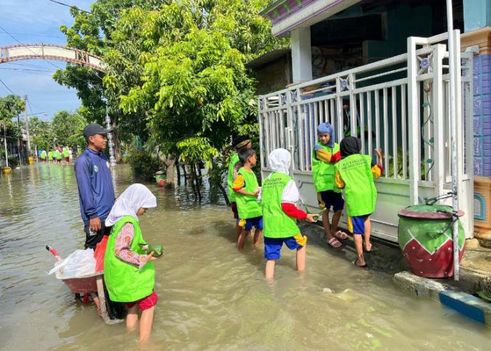 Donasi Siswa SD Muhammadiyah 1 Menganti Gresik Ringankan Korban Banjir