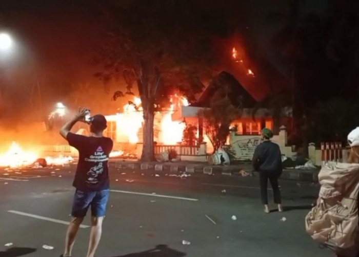 Mapolsek Tegalsari Surabaya Dibakar, Parabotan Dijarah Pendemo