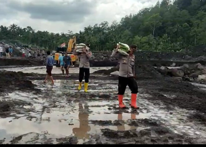 Polsek Candipuro Salurkan Bantuan Kemanusiaan untuk Warga Sumber Langsep Terdampak Banjir Lahar Dingin
