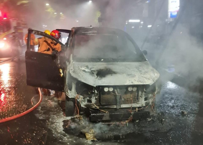 Dua Kali Terdengar Ledakan, Toyota Innova Hangus Terbakar