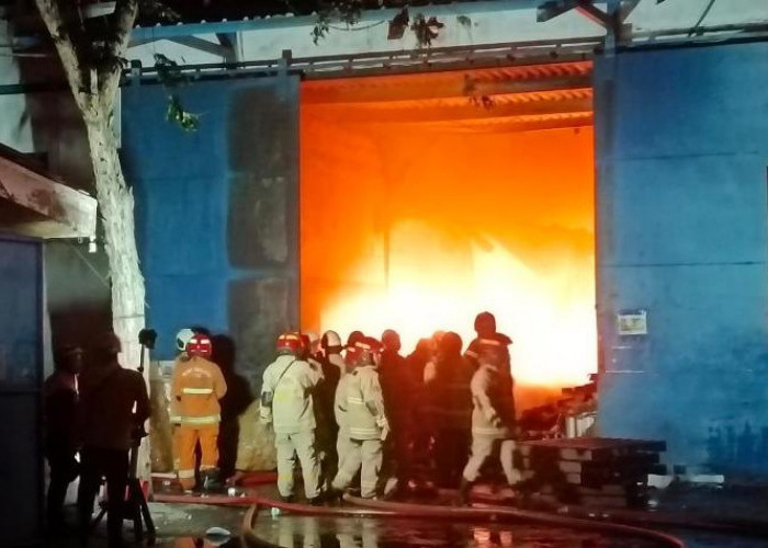 Pabrik Solasi di Kompleks Suri Mulia Margomulyo Surabaya Terbakar