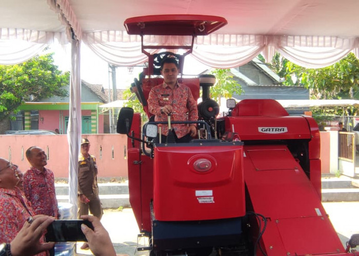 Pemkab Mojokerto Serahkan Bantuan Alsintan kepada 104 Kelompok Tani