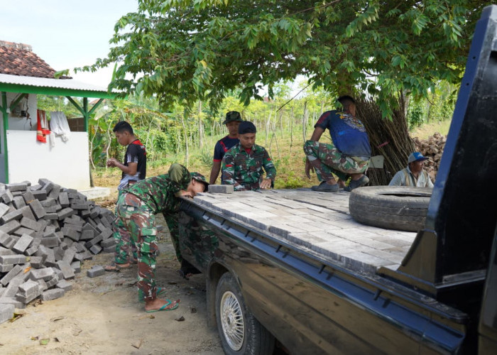 Percepat Progres Pembangunan, Satgas TMMD Ke-127 Kodim 0827/Sumenep Bahu Membahu Angkat Material Paving Block