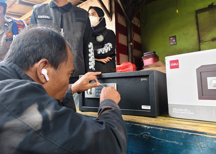 Brankas Misterius dan Senjata Tajam Disita dalam  Penggerebekan Kampung Kunti Surabaya
