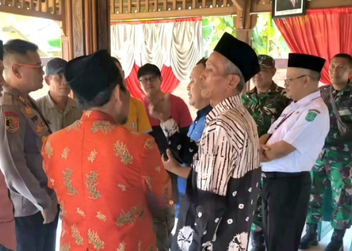 Warga Geruduk Balai Desa Bajangan Pasuruan, Tuntut Sekdes dan Perangkat Desa Mundur
