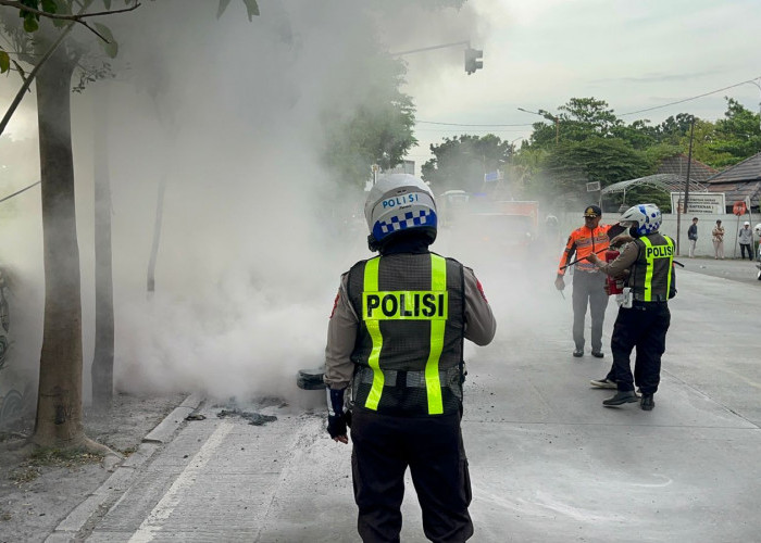 Aksi Cepat Satlantas Polres Gresik Padamkan Motor Terbakar di Depan Terminal Bunder