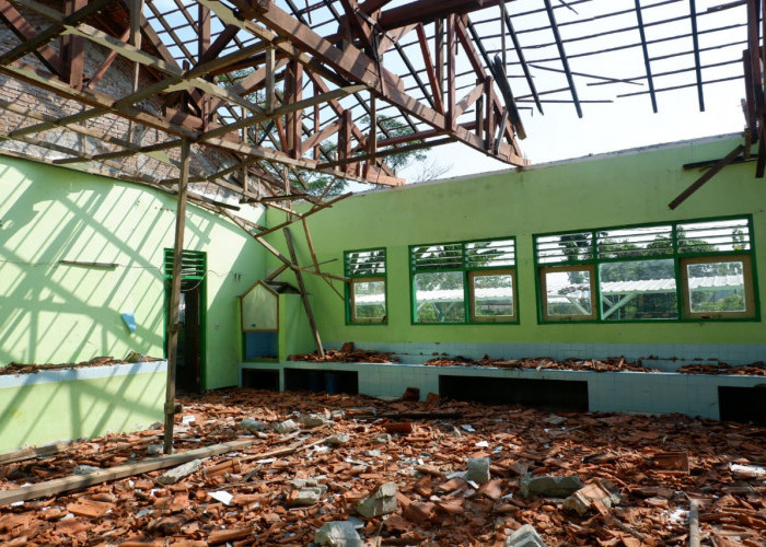 Gedung laboratorium IPA di SMPN 2 Nglames Madiun Dirobohkan