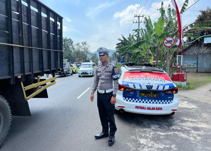 Satlantas Polres Lumajang Atur Arus Lalu Lintas di Perbaikan Jembatan Jagalan Klakah