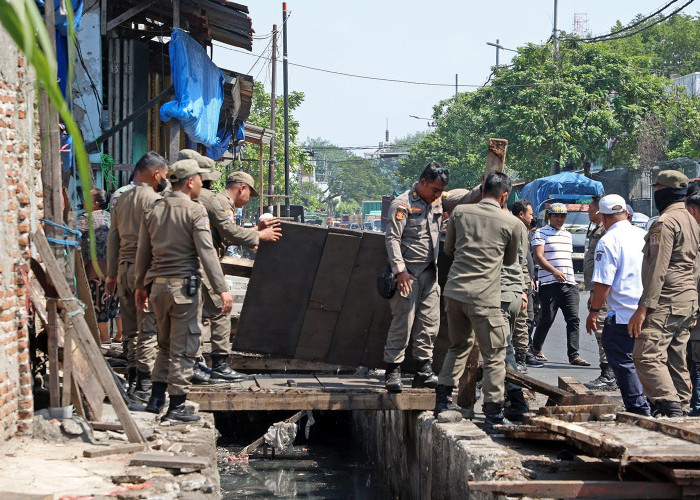 Kembalikan Fungsi Saluran, Pemkot Surabaya Tertibkan Lapak PKL di Jalan Gembong Tebasan