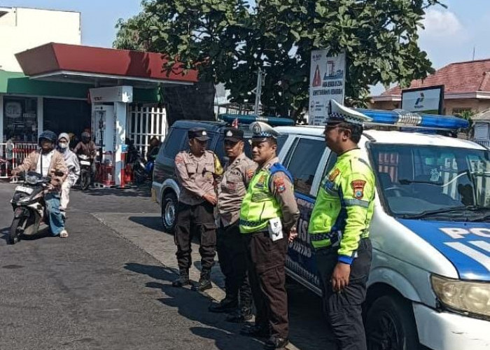 Antisipasi Lonjakan Pengisian BBM, Polsek Sukomanunggal Giatkan Patroli di SPBU Kupang Jaya