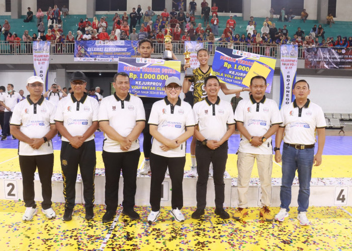 Kejurprov Jatim Bola Voli, Kapolres Bojonegoro Serahkan Trophy MVP kepada Dua Pemain Terbaik