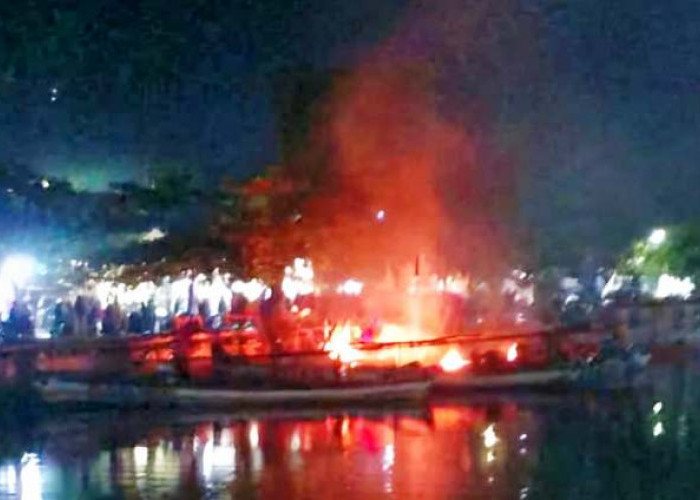 Konflik Antar Nelayan Picu Pembakaran Belasan Kapal di Pelabuhan Pasuruan 