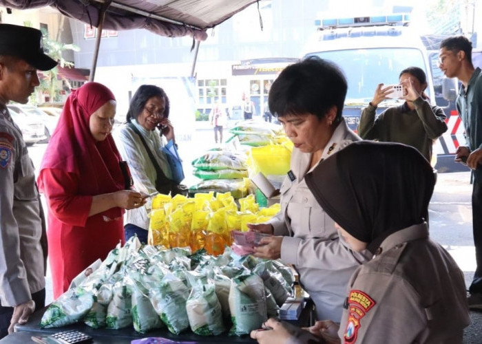 Tekan Panic Buying, Polresta Malang Kota Guyur Ratusan Paket Sembako Murah Jelang Lebaran