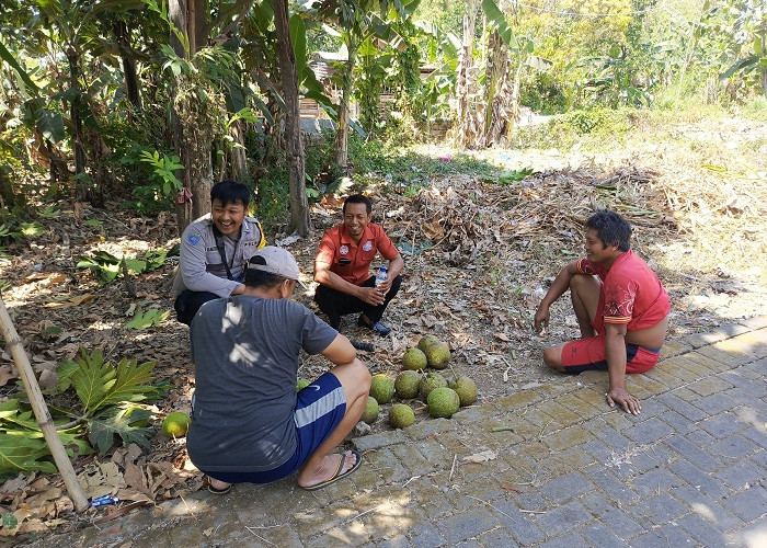 Cegah Curanmor, Bhabinkamtibmas Polsek Lakarsantri Sambangi Warga Sumurwelut