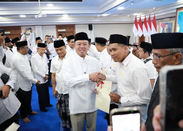 Menteri Nusron Wahid Serahkan 243 Sertipikat Tanah Wakaf di Jateng