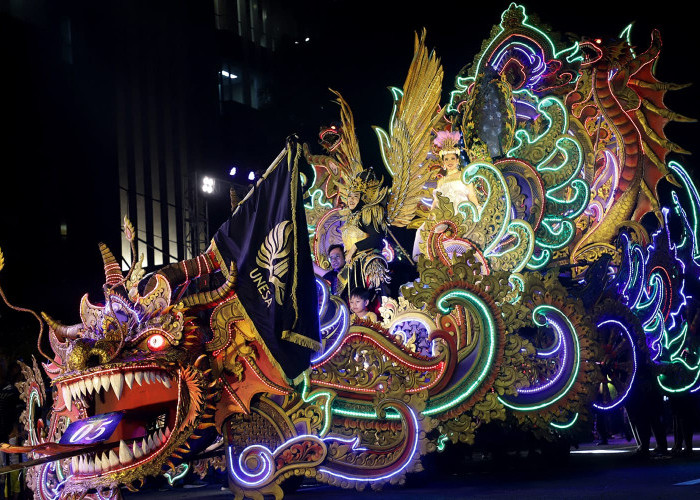 Surabaya Rayakan HUT ke-733 dengan Parade Cahaya dan Rujak Ulek Skala Nasional
