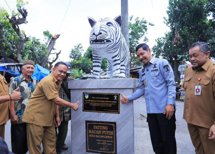 Kemenkum Jatim Serahkan Sertifikat Hak Cipta Patung Macan Putih Balongjeruk di Kediri