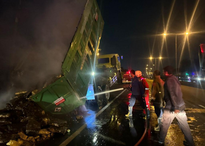 Exit Tol Manyar Gresik Membara, Dump Truck Muatan Belerang Terbakar