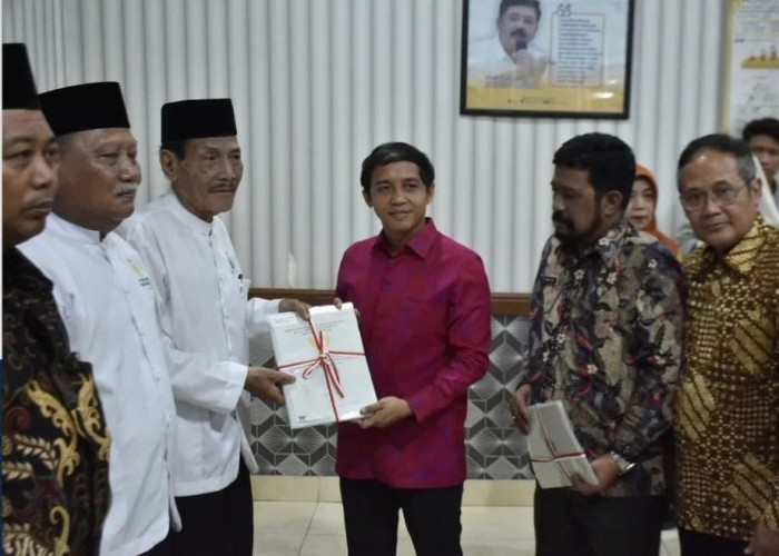 Wamen Raja Juli Antoni Bagikan 30 Sertifikat, Kakantah Surabaya II Stanley Komitmen Beri Kemudahan Sertifikat 
