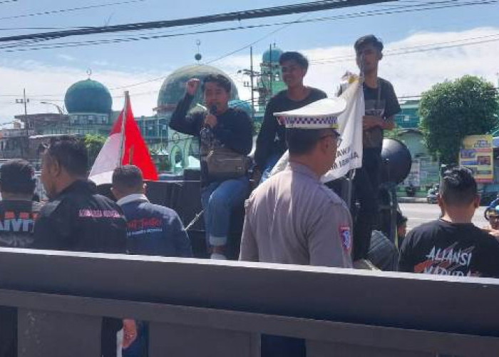 Temukan Kebobrokan, Massa AMI Antinarkoba Demo DPRD Jatim