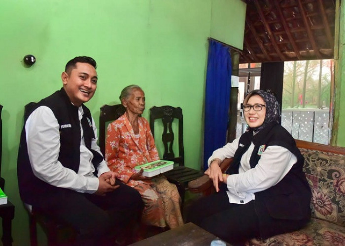 Bunda Indah dan Mas Yudha Antar Makanan ke Lansia Hidup Sendiri di Lumajang