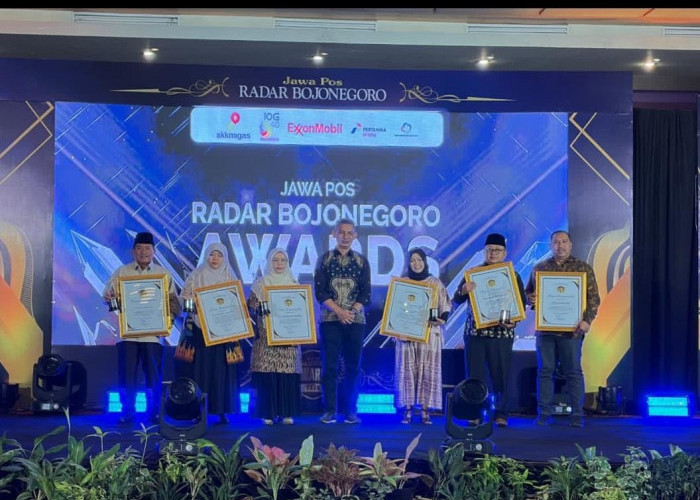 STIE Cendekia Bojonegoro Raih Radar Award Kategori The Inspiring Education Figure