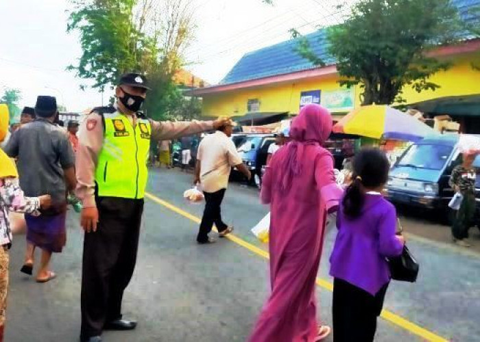 Polsek Galis Rutin Kawal Kamtibmas Pasar Tradisional di Tepi Jalan Nasional