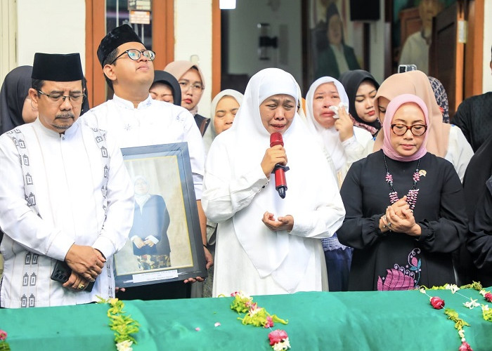 Khofifah Lepas Jenazah Kepala Asrama Haji Surabaya, Kenang Dedikasi Fentin Layani Jemaah