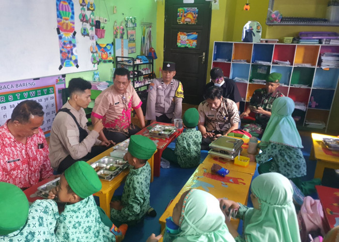 Wujudkan Gizi Nasional, Polsek Wiyung Pantau Distribusi Perdana Makan Bergizi Gratis di Balas Klumprik