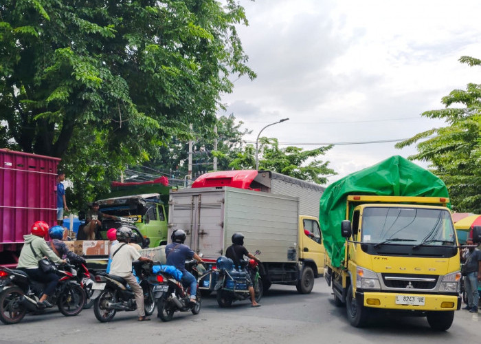Truk Jumbo Menjamur Parkir di Semut Baru, Dugaan Pungli Menguat