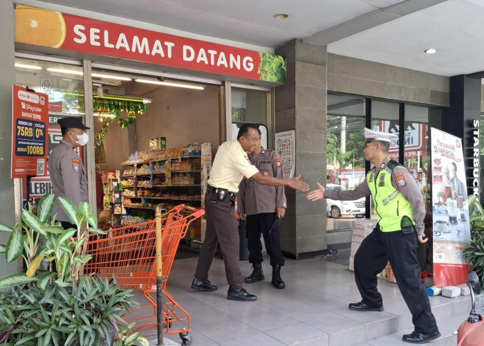Jaga Kondusifitas Wilayah, Polsek Rungkut Gelar Patroli Presisi dan Dialogis di Area Pertokoan