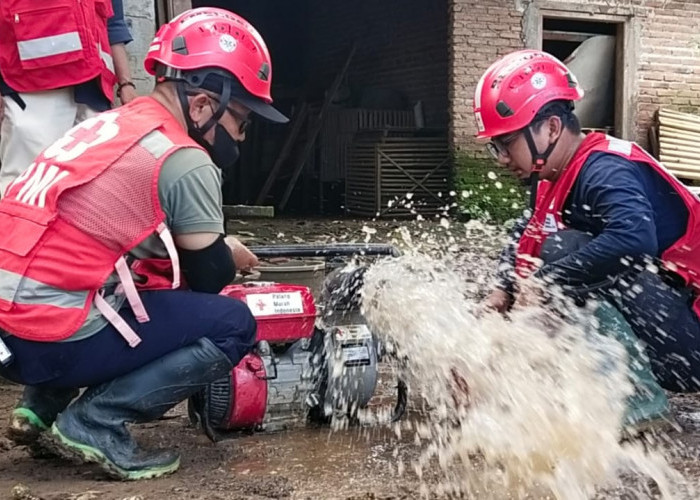 Aksi Kemanusiaan PMI Jember, Normalisasi Sumur Warga Desa Gugut Pascabanjir Dinoyo