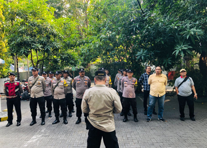 Polsek Genteng Siagakan Personel Pengamanan Aksi Unjuk Rasa Eks Karyawan Garden Palace Hotel