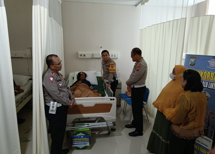 Satlantas Polrestabes Surabaya Kunjungi Korban Kecelakaan di RS Ubaya